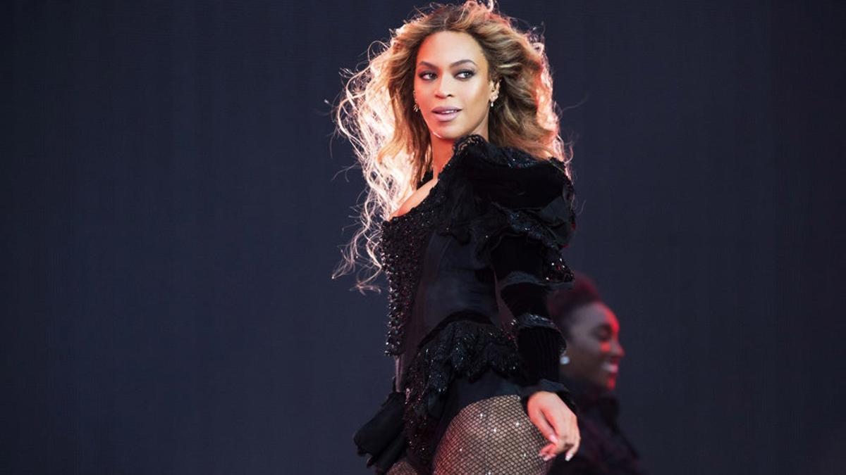 Beyoncé durante su actuación en París del 'Formation World Tour'