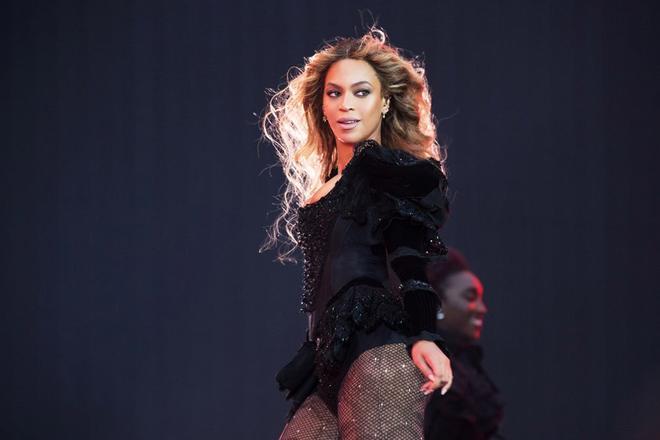 Beyoncé durante su actuación en París del 'Formation World Tour'