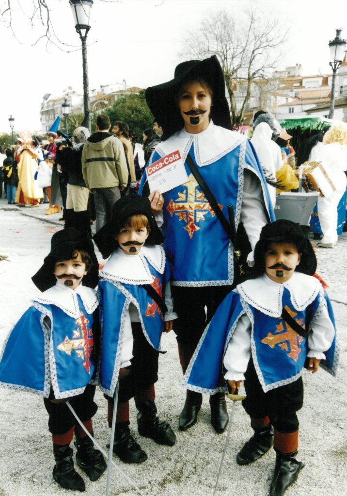 Imágenes correspondientes al carnaval de 2003 divulgadas por el Concello de O Grove