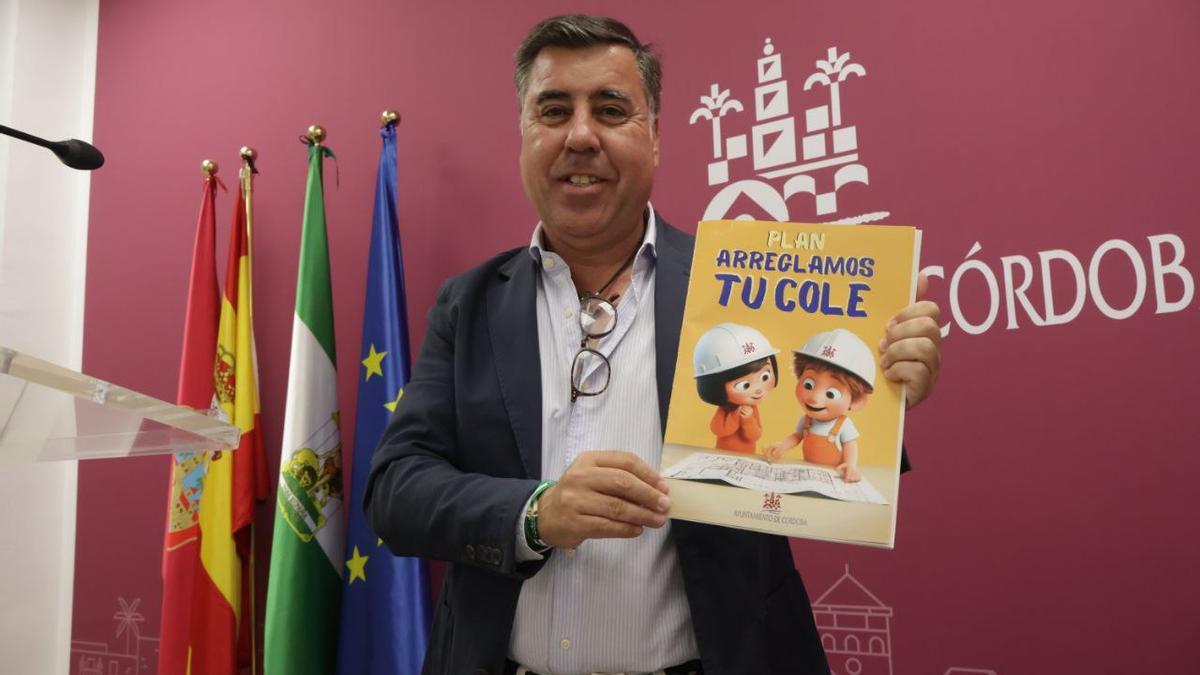 El delegado Miguel Ruiz Madruga anuncia el inicio del plan 'Arreglamos tu cole'.