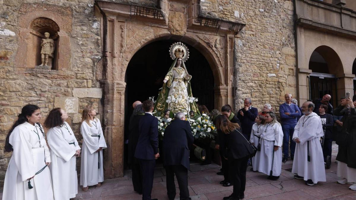 La Virgen de la Esperanza, en el momento de su entrada a San Tirso el Real.