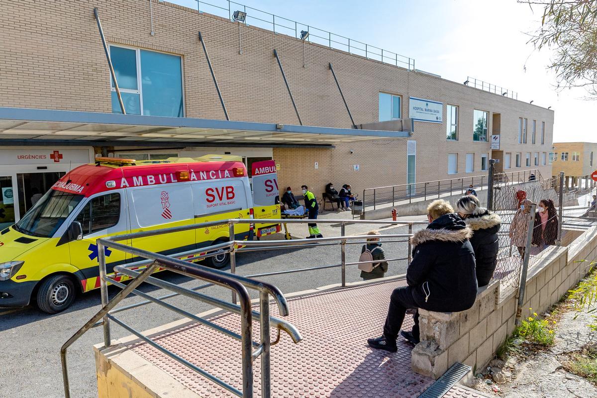 Una ambulancia traslada a un paciente a la puerta de Urgencias del Hospital.