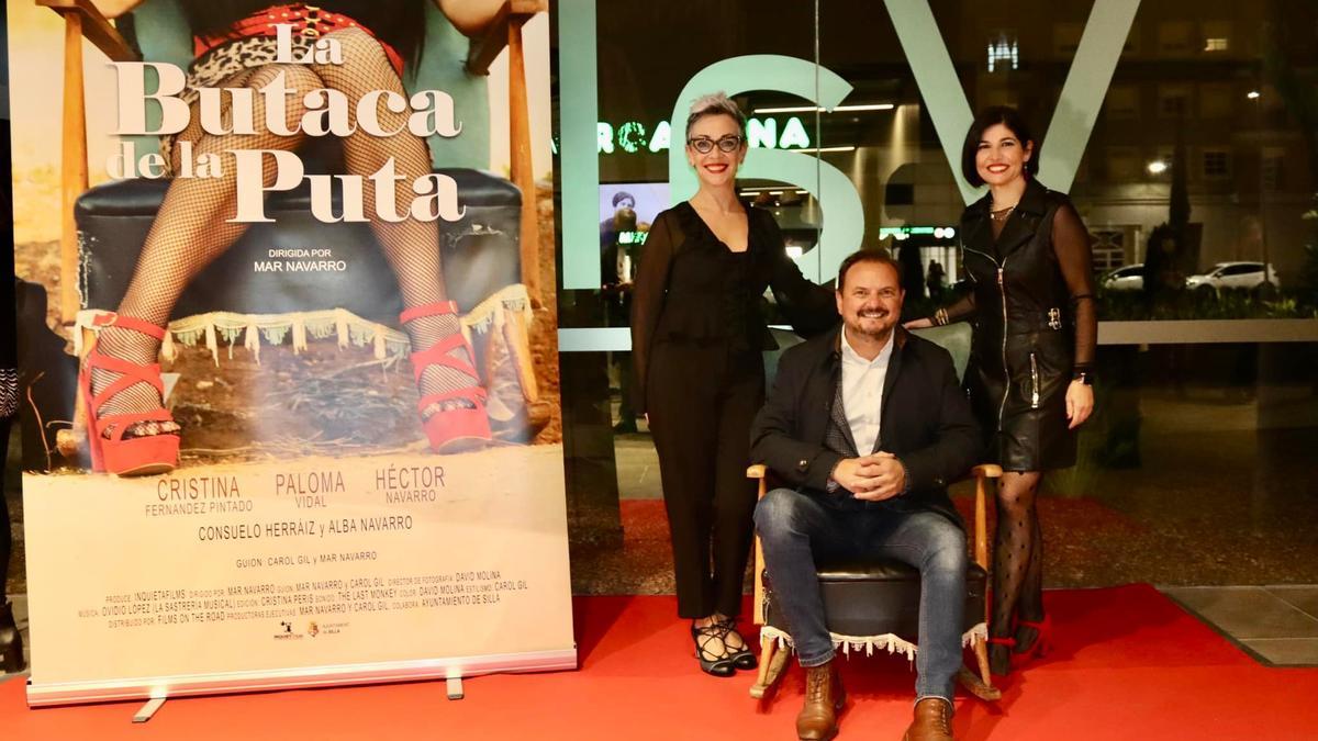 El alcalde con la directora y la guionista del corto presentado en Silla.