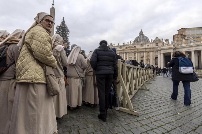 La despedida de los fieles a Benedicto XVI, en imágenes