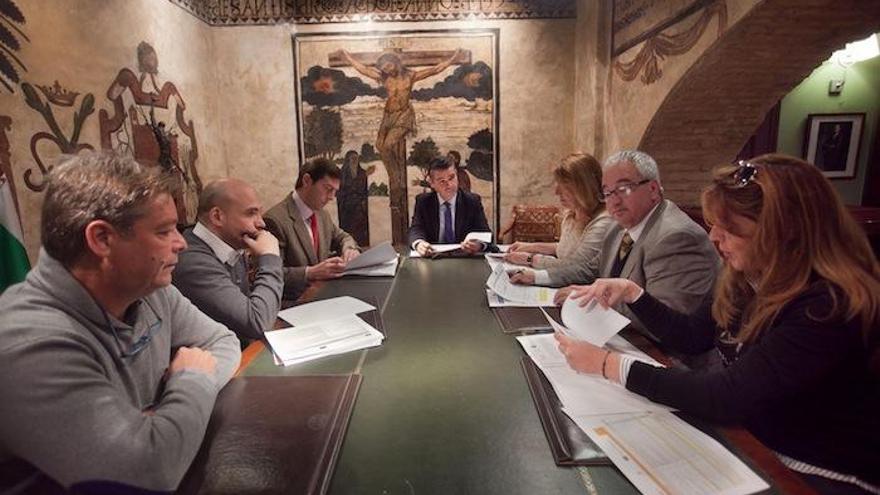 El alcalde, José Bernal, presidió la reunión sobre los viveros.