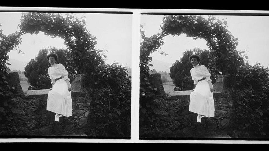 Ana Canillejas, en una zona del jardín del Palacio de Valdesoto.