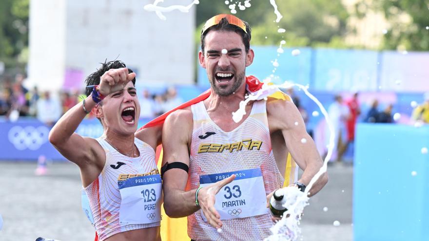 Los familiares de Álvaro Martín y María Pérez celebran el oro de la pareja española en el relevo mixto de marcha