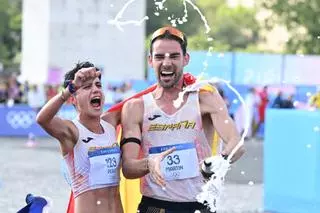 Los familiares de Álvaro Martín y María Pérez celebran el oro de la pareja española en el relevo mixto de marcha