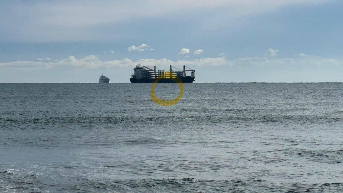 Señalado con el círculo amarillo, el paracaídas.