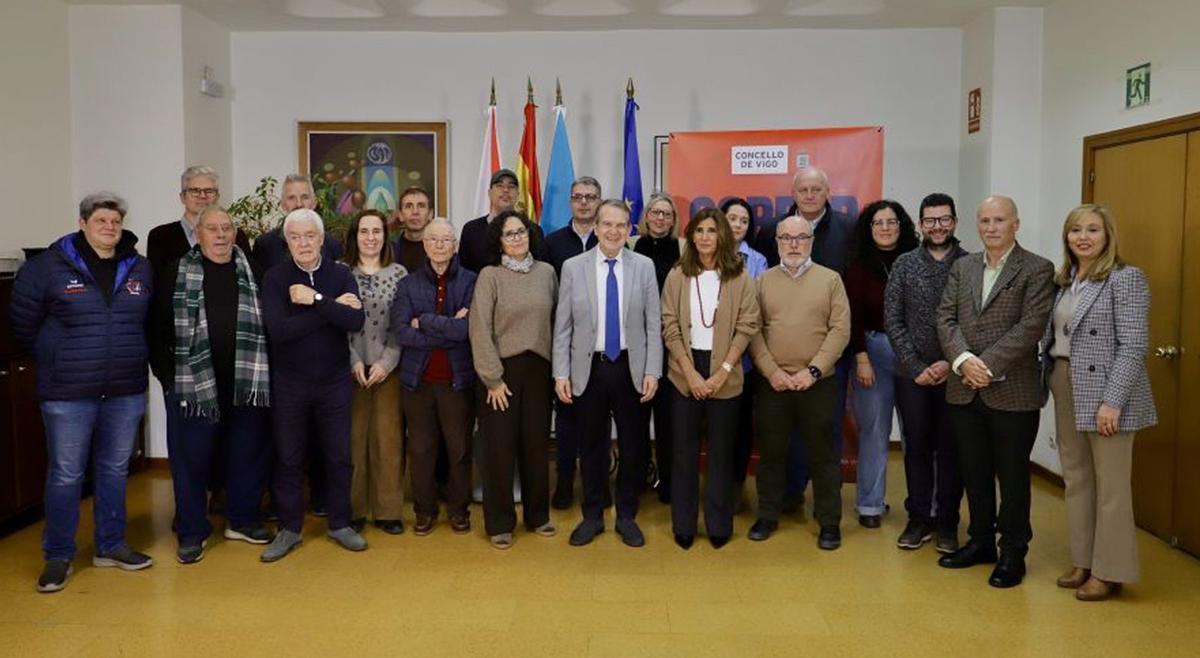 Caballero y Manel Fernández posan con los organizadores de las carreras del Run Run Vigo.