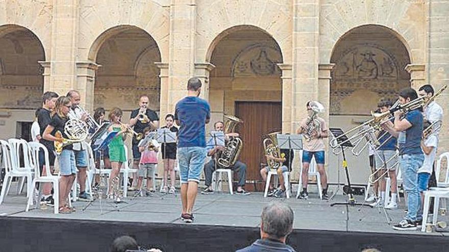 Concierto de siete escuelas de música de Llucmajor en el claustro Sant Bonaventura