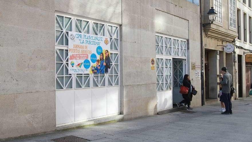 Dos escolares saliendo del centro Plurilingüe de La Purisima en la ciudad. // I.O.