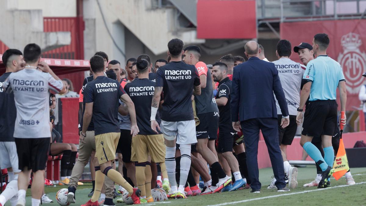 Tangana entre jugadores y cuerpo técnico del Mallorca y Levante.