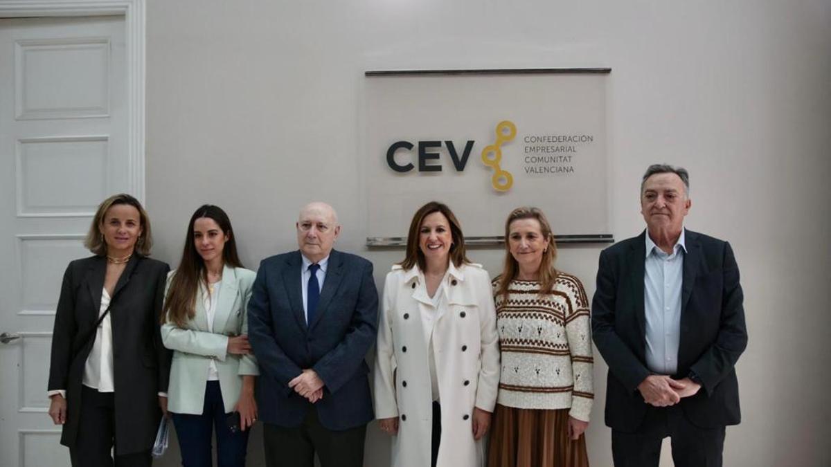 María José Catalá, candidata a las elecciones de València por el PP, acompañada de miembros de la CEV.