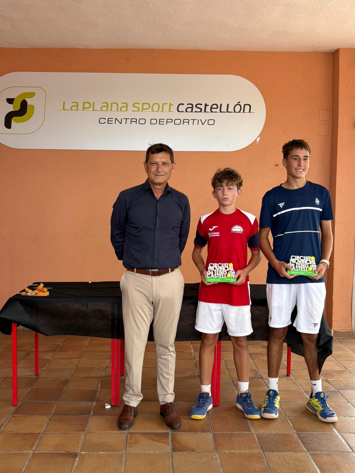 Campeón y finalista cadetes con Jorge Andreu en la entrega de trofeos.
