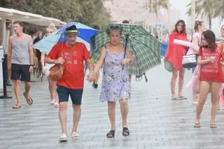 Así ha llegado la tormenta a la playa del Postiguet de Alicante