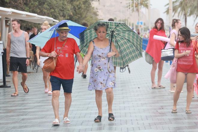 Así ha llegado la tormenta a la playa del Postiguet de Alicante