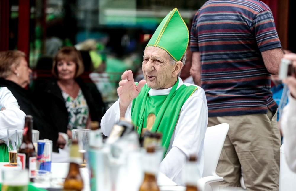 Las calles de la zona de pubs ingleses se tiñen de una marea verde que, como es tradición, conmemora esta fiesta irlandesa por todo lo alto