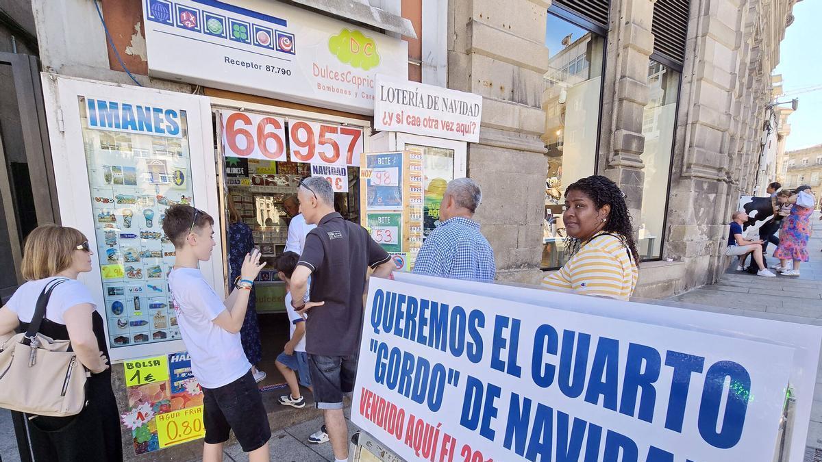 Colas ayer para comprar boletos de lotería de Navidad.