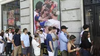 Fiebre por la camiseta de España con dos estrellas: colas en Madrid, 100 euros y quejas por las reservas online