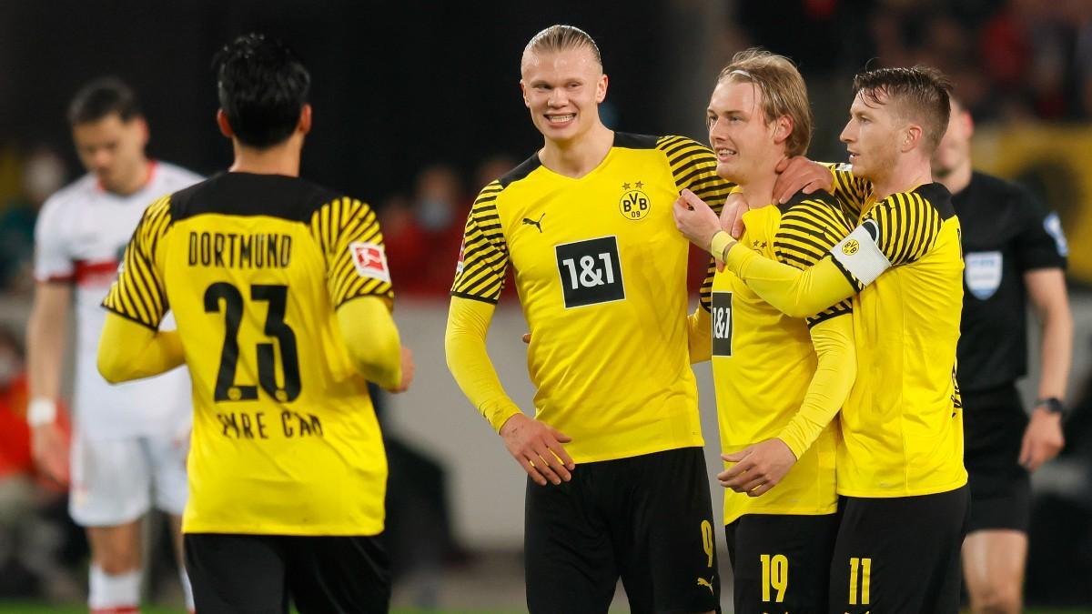 Brandt celebrando sus goles con los compañeros