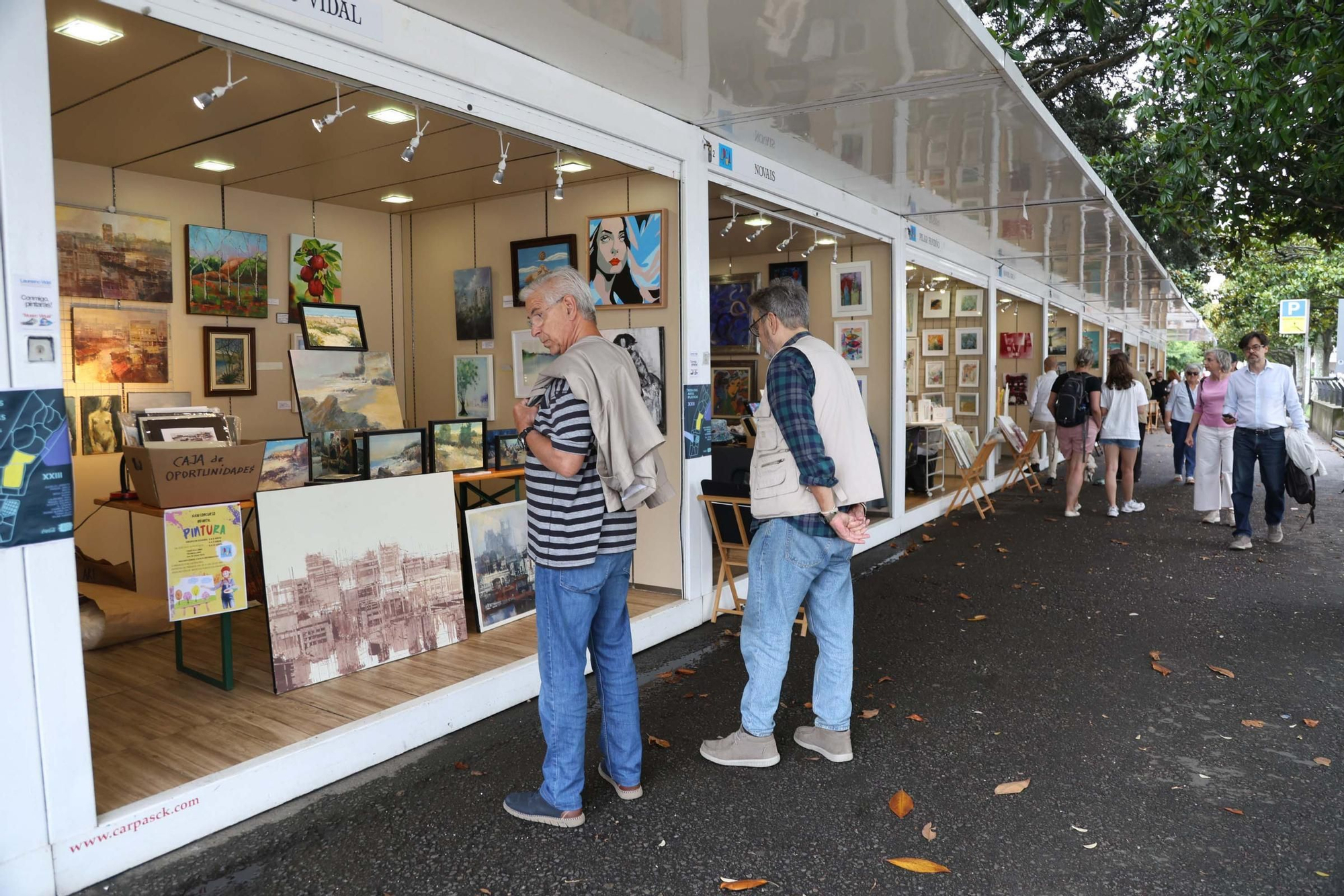 Feria de artes plásticas en los jardines de Méndez Núñez