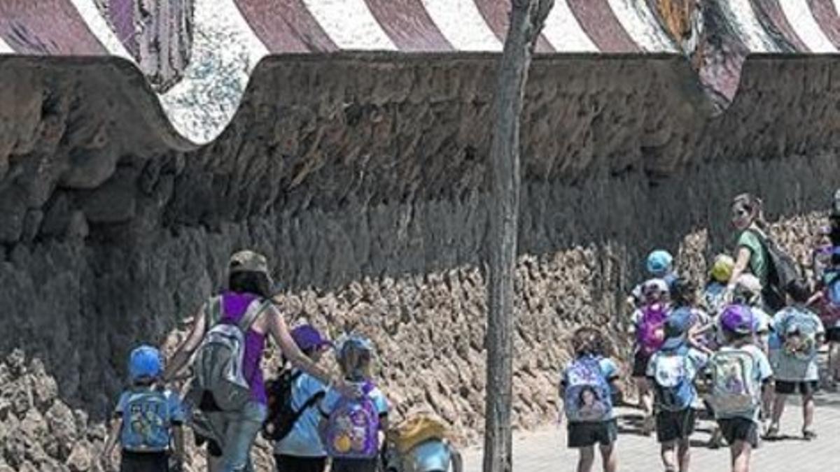 Varios niños visitan la zona monumental del parque, el lunes.