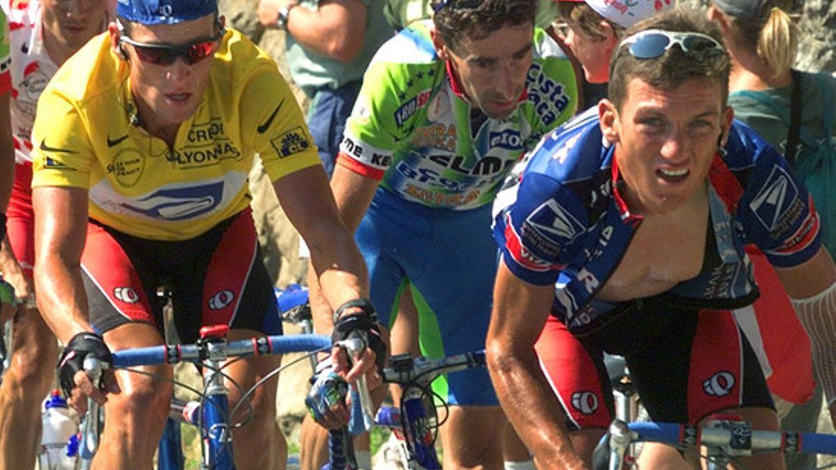 Tyler Hamilton (derecha) pedalea por delante de Lance Armstrong (izquierda), durante el Tour de Francia de 1999.