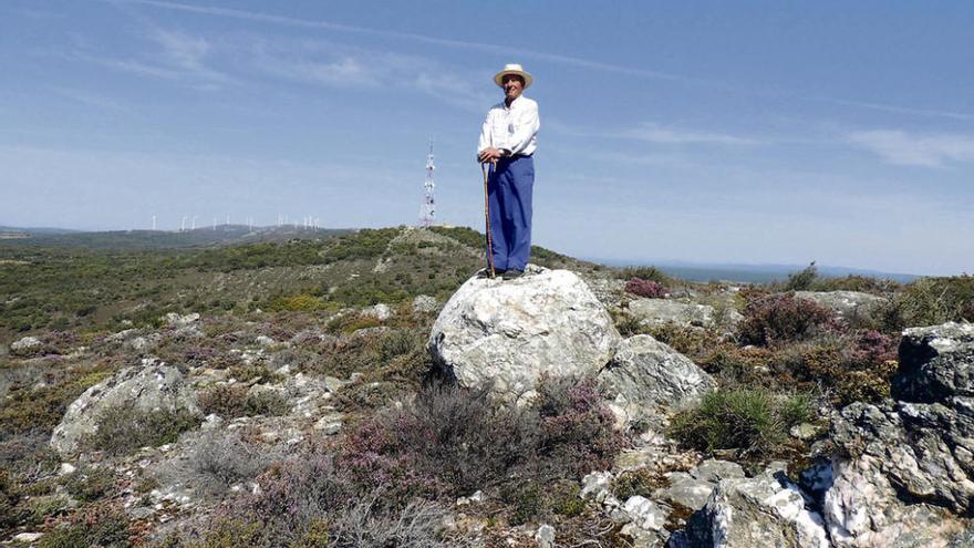 Placentino Vara subido a una roca en la sierra de Carpurias.