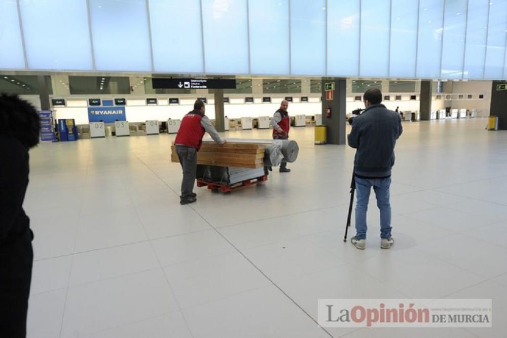 El delegado del Gobierno visita el aeropuerto de Corvera