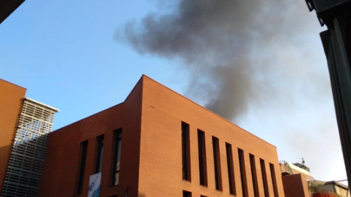 El incendio se ha producido sobre las 8 de la mañana en la calle dels Catalans de Cornellà