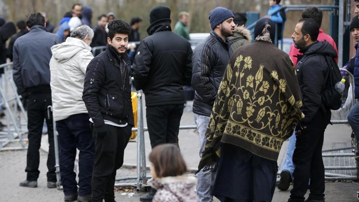 zentauroepp32588477 migrants wait for their registration in front of the federal170522151840