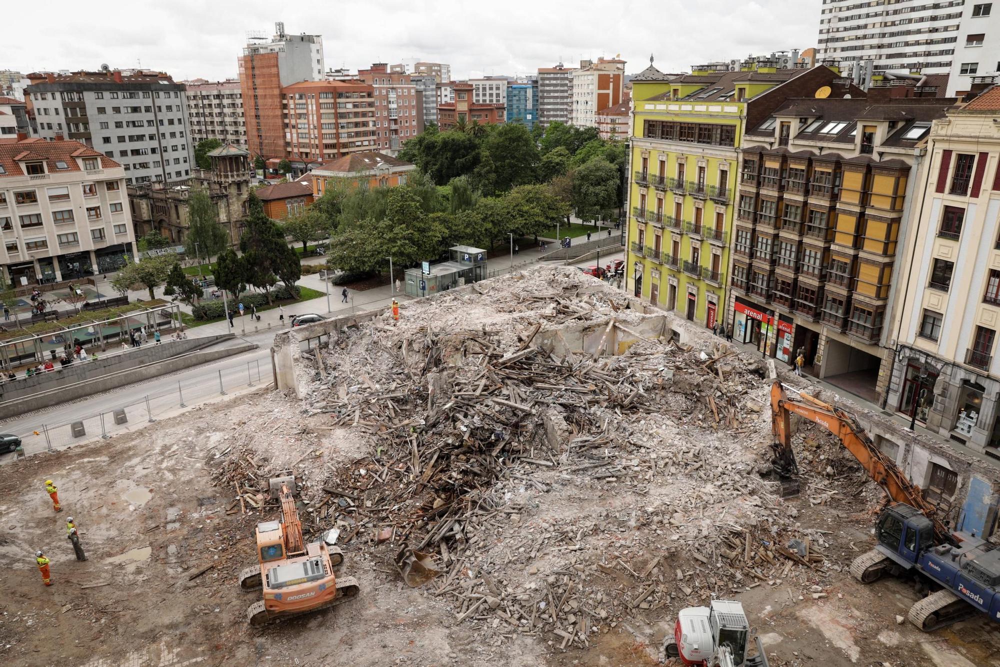 El entrenamiento de la Unidad Canina de Rescate del Principado en Gijón, en imágenes