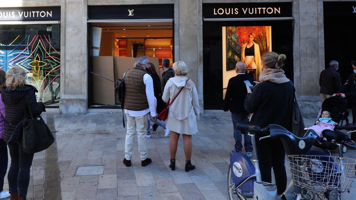 Impresionante video del robo de la tienda de Louis Vuitton anoche en València
