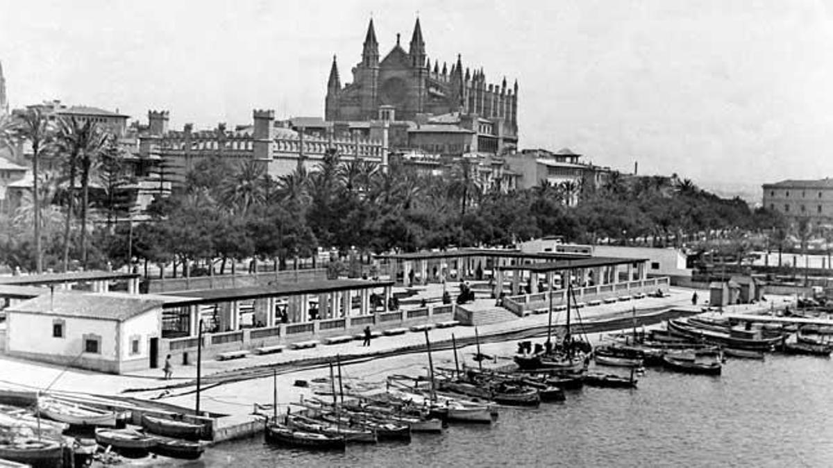 Imagen del Club de Regatas y los llaüts amarrados justo enfrente.