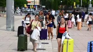 Los jóvenes de Zaragoza parten hacia Salou para empezar el verano: "Esperamos pasarlo muy bien, y si se puede ligar..."