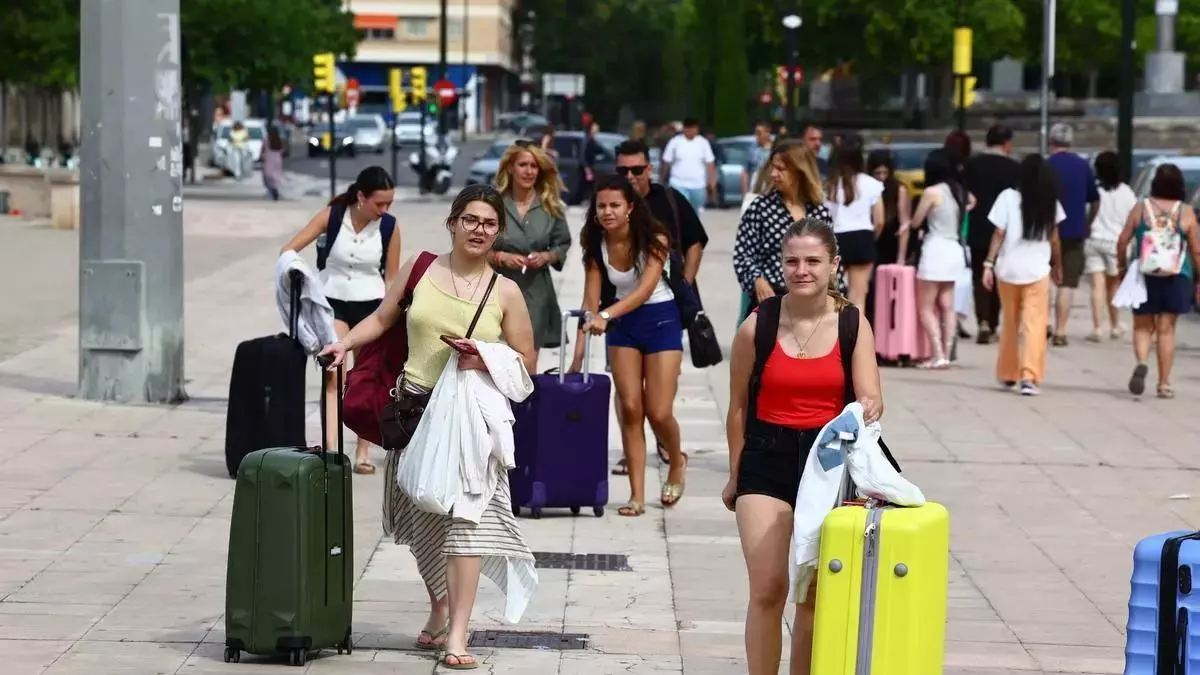 Los jóvenes de Zaragoza parten hacia Salou para empezar el verano: "Esperamos pasarlo muy bien, y si se puede ligar..."