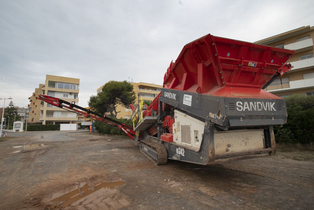 Se inician los trabajos de retirada de piedras en la playa de Canet