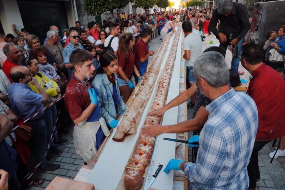 Así fue el bocadillo gigante de A Cañiza: una barra de 15 metros y una loncha de 26