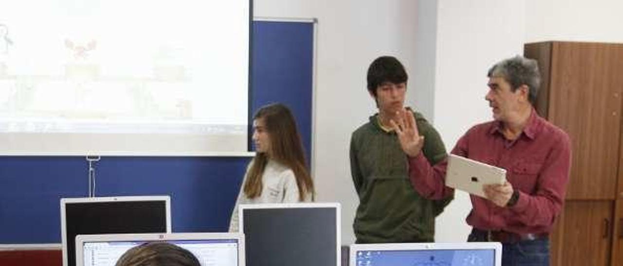 Arturo Encina, durante una explicación en su clase.