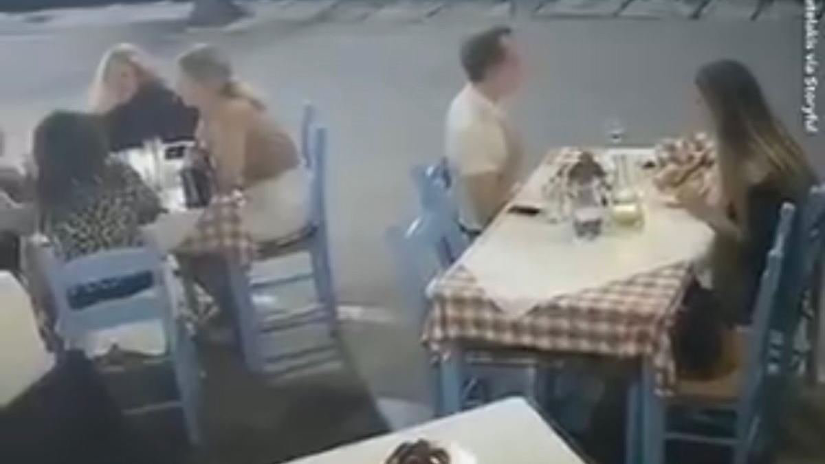 Maniobra de Heimlich en un restaurante