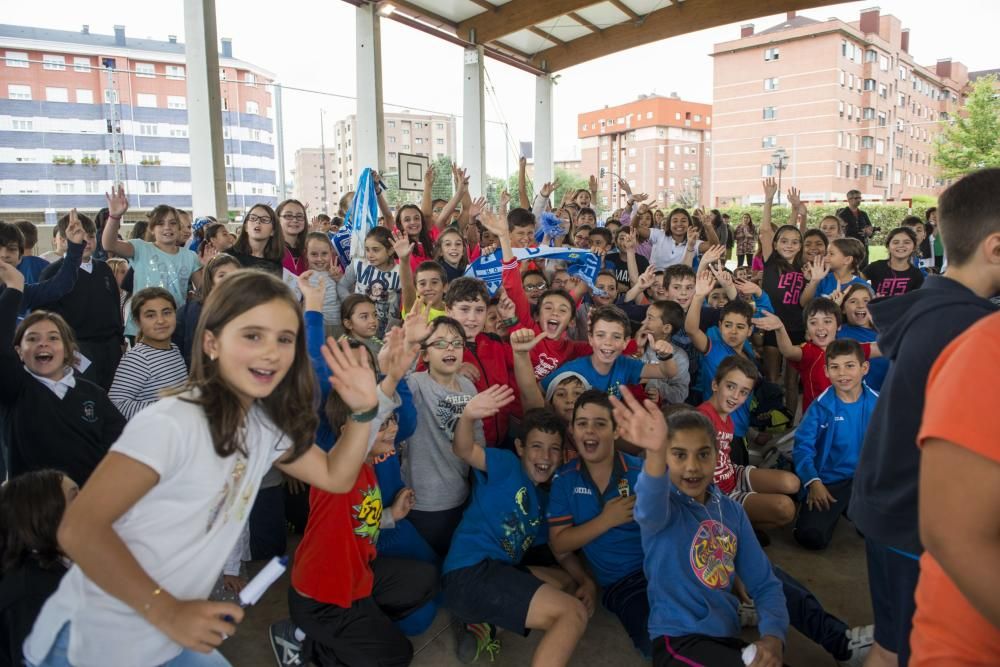 Los jugadores del Real Oviedo, Esteban y Diegui, visitan el colegio de La Corredoria 2