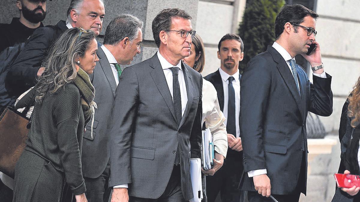 Feijóo abandona el Congreso tras la proclamación de Sánchez como presidente