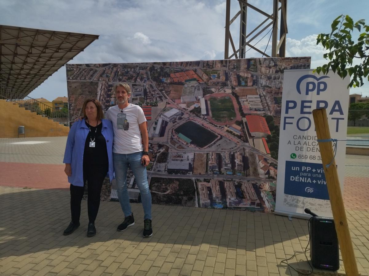 Pepa Font y Juan Carlos Signes, ante la lona que recrea &quot;la ciudad del deporte&quot;