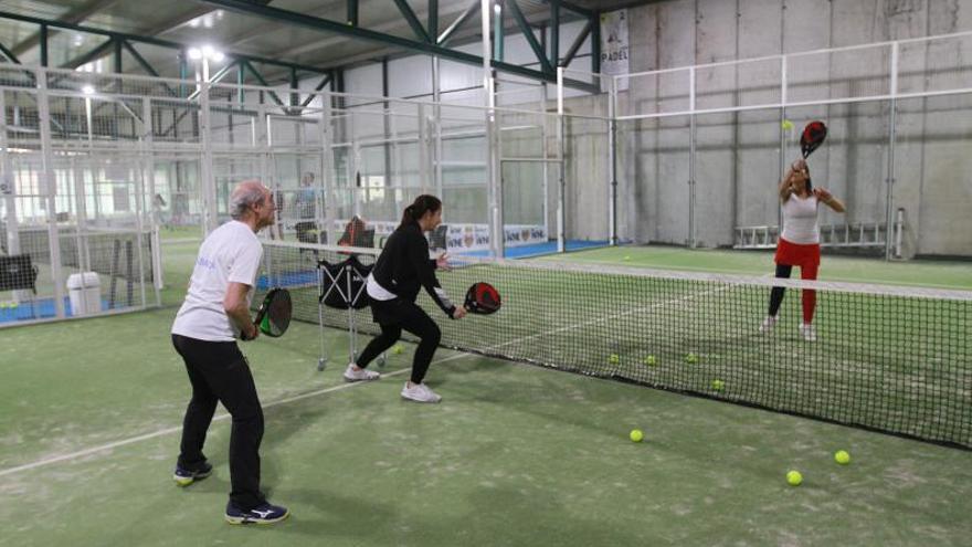 Dos parejas en un partido de pádel en Pádel Oira. // IÑAKI OSORIO