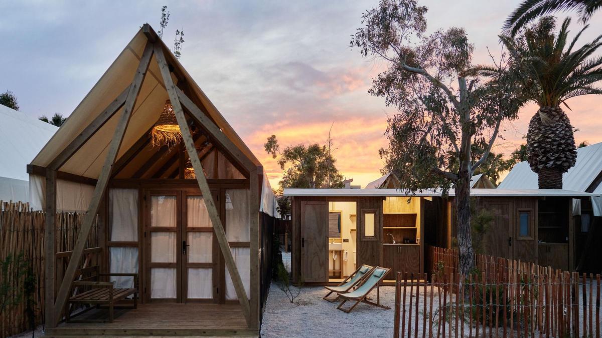 Tiendas glamping al atardecer de TAIGA