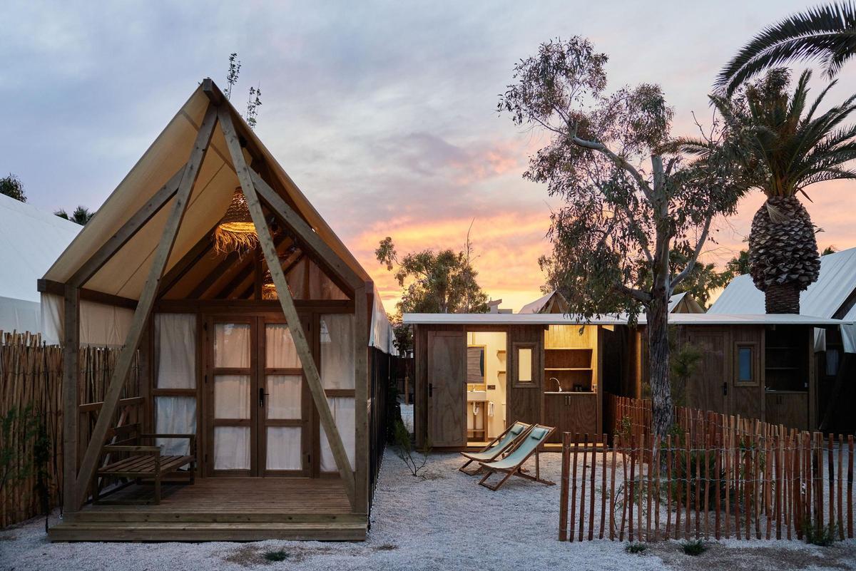 Tiendas glamping al atardecer de TAIGA