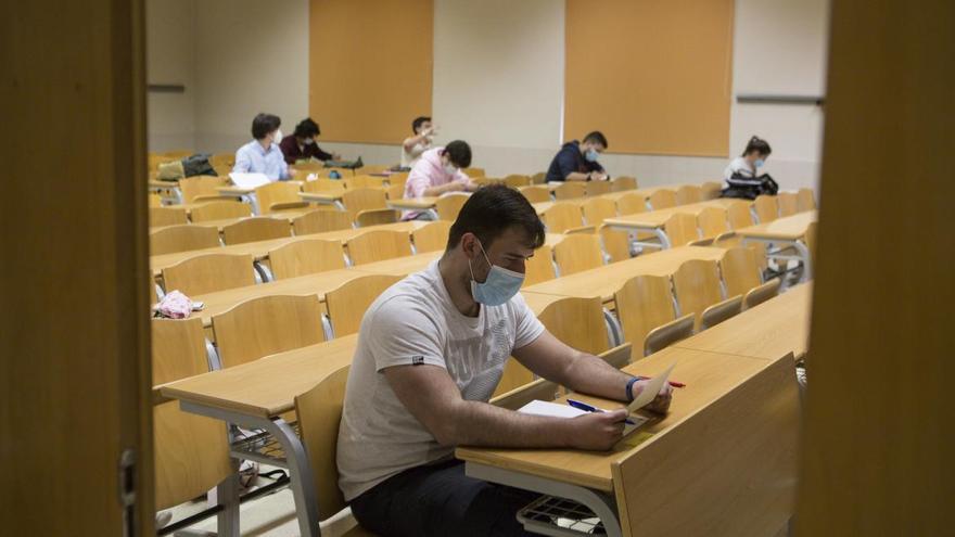 Primer examen presencial en el Campus Universitario de Mieres tras el confinamiento.