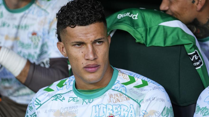 El Betis aguarda movimientos de River Plate por Nelson Deossa mientras que en Argentina dan por rotas las negociaciones