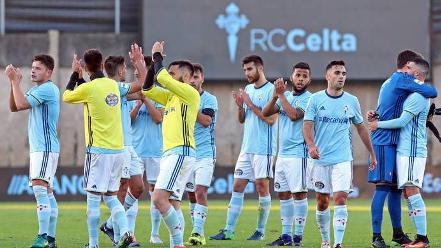 Los jugadores del Celta B celebran su victoria en el centro del campo. // M. G. Brea